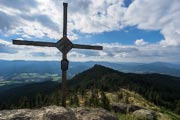 Das Gipfelkreuz des Großen Osser mit dem Kleinen Osser im Hintergrund