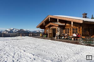 Die Kala Alm mit dem Hinteren Sonnwendjoch im Hintergrund.