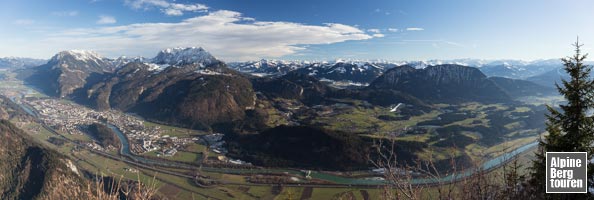 Aussicht vom Kufsteiner Haus auf das Inntal, mit Kaisergebirge (liks) und den Hohen Tauern am Horizont.