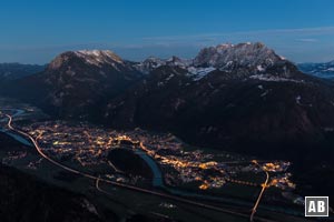 Tiefblick vom Pendling auf das Inntal und das abendliche Kufstein vor dem imposanten Kaisergebirge