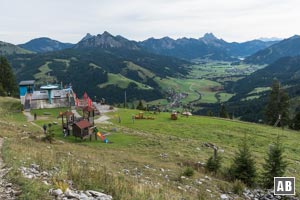 ...und starten 15 Minuten später unsere Wanderung an der Bergstation hoch über dem Tannheimer Tal