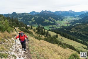 Der Steig schräg aufwärts zieht aussichtsreich durch die Südostflanke der Kühgrundspitze