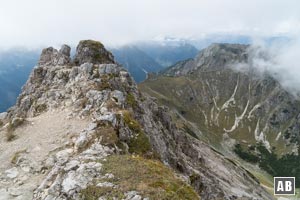 Am kreuzlosen Hauptgipfel des Ponten - mit dem  Bschießer als Hintergrundkulisse