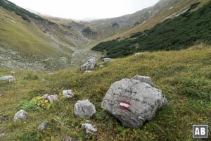 Rückblick hinweg über den Abstiegsweg zum Verbindungsgrat zwischen Bschießer und Ponten