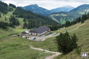 An der Jausenstation der Stuiben-Sennalpe kann optional der Gipfelerfolg gefeiert werden