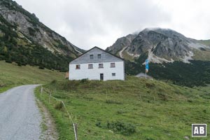 Für den finalen Talweg zunächst die geteerte Almstraße folgen - hier der Rückblick