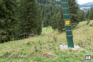 Nach gut 300 m linkshaltend in die Trasse der Schleppliftstützen einfädeln