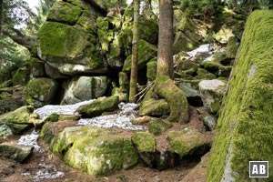 ...öffnet sich links des Weges die Räuber-Heigl-Höhle...