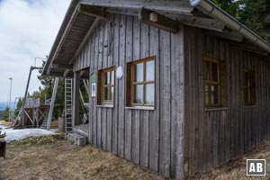 ...steigen zur Bergwachthütte ab...