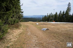 ...und dem Nordhang auf der Pistenschneise talwärts