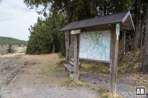 Auf der gegenüberliegenden Straßenseite dem Waldrand folgen...