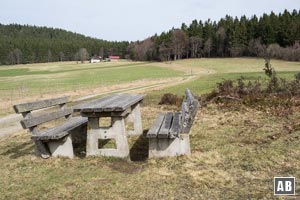 ...und in ein Zufahrssträßchen, das hoch zum letzten Haus von Ahornwies führt, einfädeln