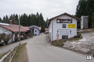 ...entlang der Teerstraße in die Ortschaft hinein