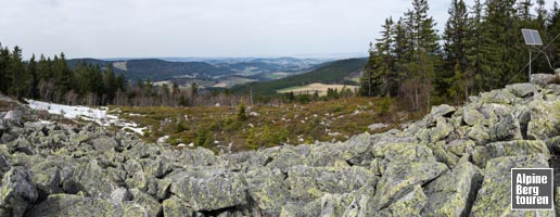 Und auch die Aussicht in den nördlichen Bayerischen Wald weis am Käsplatten-Gipfel zu gefallen