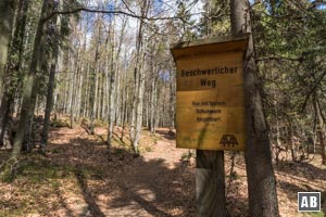 Nach dem Rachelsee wird der Untergrund ruppiger - ein Schild weist Turnschuhträger in die Schranken