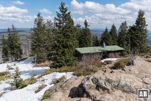 Direkt unter dem Gipfel - eine Bergwachthütte sorgt für ein sicheres Gefühl