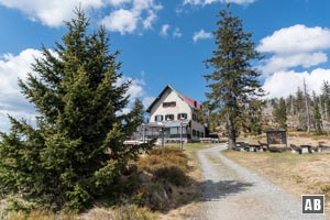 Das Waldschmidthaus wenig unterhalb des Gipfels