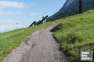 Für etwa 200 m kerzengerade den Schanzentürmen entgegen