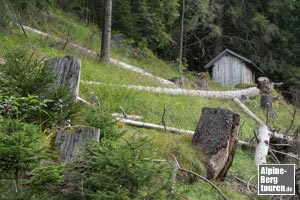 Die Führe navigiert vorbei an einem kleinen Hüttchen