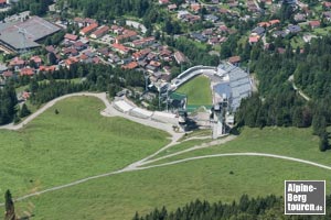 Tiefblick von der Kanzel auf die Türme der Schattenbergschanze