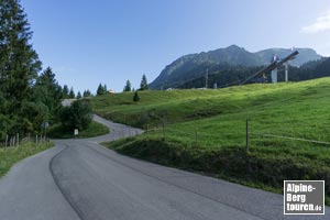 Die geteerte Abzweigung hinauf zu den Schanzentürmen (hier der Rückblick) unbeachtet lassen - der Oytalstraße weiter talein folgen.