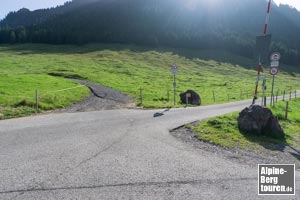 An der Schranke scharf nach links in die geschotterte Bahn einbiegen