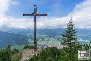 Nach einer unscheinbaren Kehre stehen wir urplötzlich vor unserem Ziel - dem Schattenbergkreuz