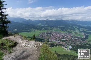 Auf knapp 1.400 m Höhe hält das Gelände eine panoramafreudigen Kanzel bereit...