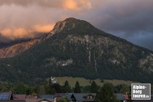 Der Schattenberg glüht im Abendlicht - das Schattenbergkreuz leuchtet hinunter bis in die Einkaufsstraße von Oberstdorf