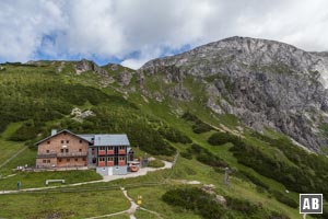 Vom Stahl-Haus drehen wir in Richtung Süden ein und wandern zunächst flach in Richtung Schneibsteingipfel