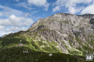 Mit zunehmender Höhe schrumpf im Hintergrund das Stahl-Haus - umrahmt vom Hohen Brett