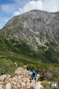 In der etwas abschüssigen Schrofenpassage