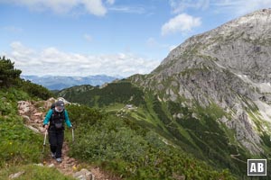 Oberhalb der Steilschrofen legt sich das Gelände wieder zurück