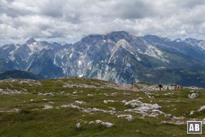 In einem weiten Bogen über die Westabdachung, zuletzt fast eben zum höchsten Punkt