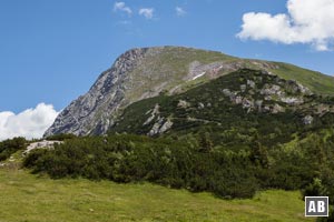 Blick vom Stahl-Haus über die Gipfelroute zum Schneibstein