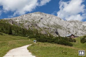 Vom Schneibsteinhaus laufen wir in wenigen Minuten hoch zum Torrener Joch und dem Stahl-Haus