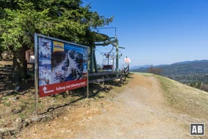 Wir wandern oberhalb am Sessellift vorbei - zum schon sichtbaren Gipfelaufbau.