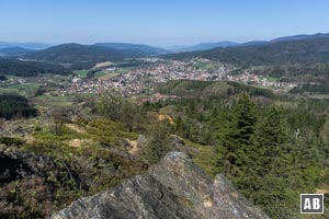 Tiefblick vom Gipfel auf Bodenmais