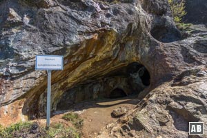 Kurz vor der Gaststätte finden wir oberhalb des Weges eine alte Höhle.