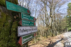 Vom Besucherbergwerk laufen wir die Schotterstraße zurück - folgen dem Weg mit der roten 7.