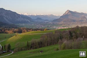 Anfahrt nach Sachrang: Blick ins Inntal. Rechts der markante Pendling.