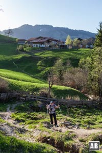 In Mitterleiten eine Geländemulde nach unten und auf der anderen Seite wieder empor.