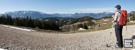 Oben treffen wir auf einen geschotterten Fahrweg den wir kurz nach rechts folgen - aber sogleich wieder nach links verlassen.