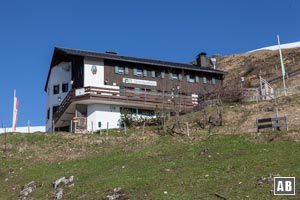 In einem Linksbogen wandern wir hoch zum Spitzsteinhaus.