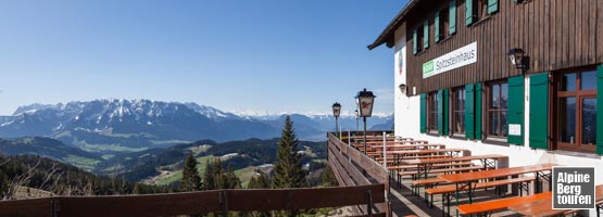 Wanderung Spitzstein: Das Spitzsteinhaus vor dem Kaisergebirge.