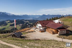 ...und hoch zur Altkaseralm. Für den Gipfel biegen wir vor der Jausenstation nach rechts ab und steigen das Almgelände hinauf.