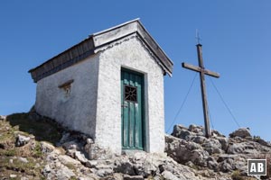 Die Spitzsteinkapelle mit dem Gipfelkreuz