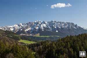 Wanderung Spitzstein: Die Nordseite des Zahmen Kaisers - gesehen vom Anstieg zum Spitzsteinhaus.