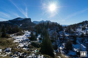 Die große Aussichtsparade beginnt: Die Steinplatte und (etwas verdeckt) die Loferer Steinberge.