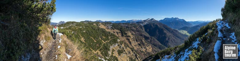 In der Traverse der Eggenalmkogel-Ostflanke - mit Blick auf Steinplatte und Loferer Steinberge.